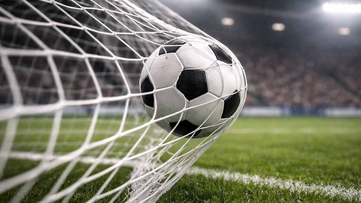 Ballon de football entrant dans les filets d'un but